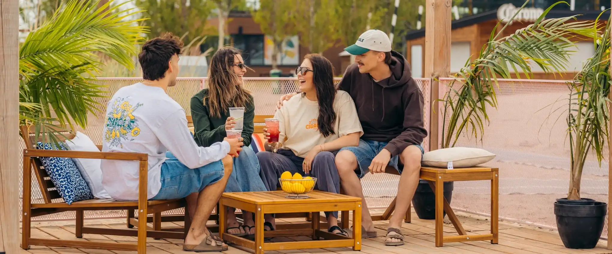 Image de gens qui profite de la plage de la Baie de Beauport