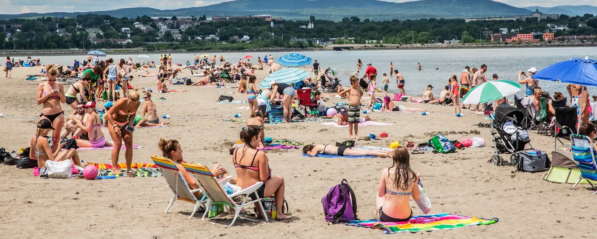 Image de gens qui profite de la plage de la Baie de Beauport