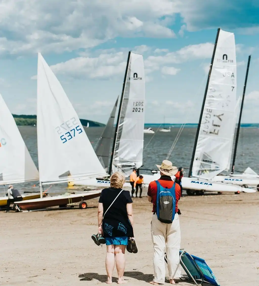 Image de gens qui regardent des voilier