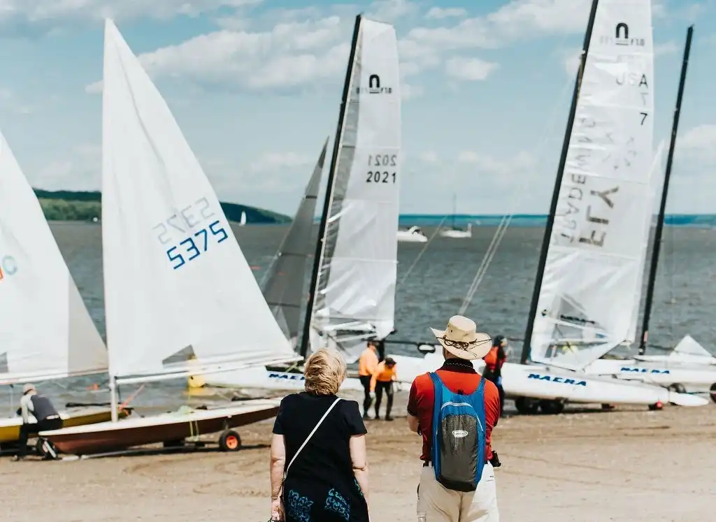 Image de gens qui regardent des voilier