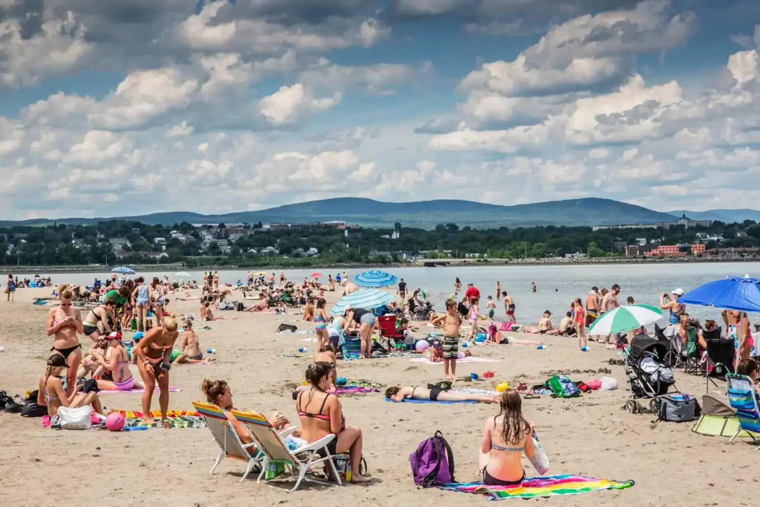 Image de gens qui profite de la plage de la Baie de Beauport